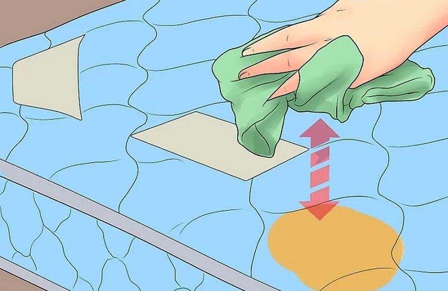 Dùng khăn khô hoặc là khăn giấy mỏng thấm nước trên nệm